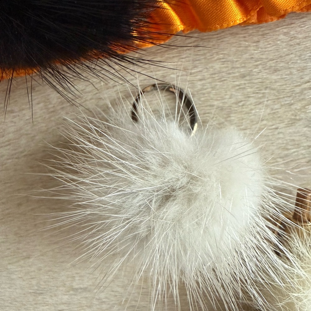 Vintage Fur keychain, cuff links, ring, earrings and pen - Picture 8 of 10